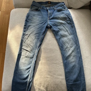 Lee jeans  - Lee jeans i storlek 29/32. Modellen heter Rider. Jeansen har lite spår av slitage men inget märkvärdigt. Utöver det är jeansen i bra skick.