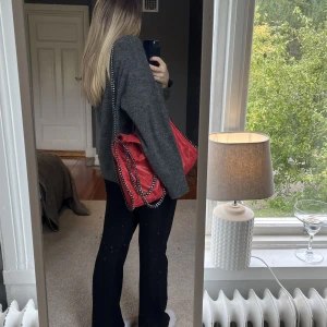 Röd väska  - Super fin röd väska. Man får plats med mycket i den💌 Fint skick!!