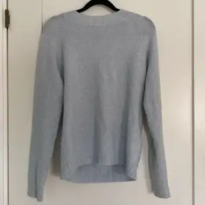Säljer min ljusblåa lite tunnare stickad tröja från Vero Moda, köpt förra året men aldrig använd!✨