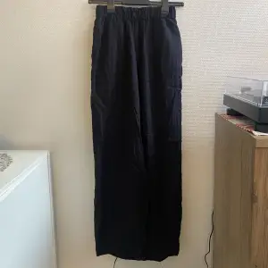 Ett par vida, svarta byxor från Monki i storlek XS. Säljs eftersom de är för små för mig, som brukar ha S/M.