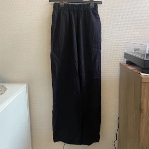 Vida byxor Monki - Ett par vida, svarta byxor från Monki i storlek XS. Säljs eftersom de är för små för mig, som brukar ha S.