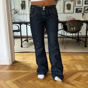 Jeans!!  - Snygga jeans! MIDJEMÅTT:90cm INNERBENSLÄNGDEN:81cm 