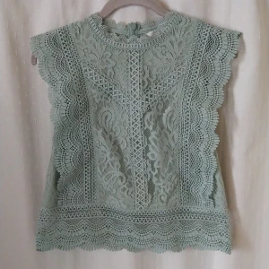 Only top - Köpt från plick, men aldrig använd av mig. I nyskick. En fin mintgrönfärg och jättefin spets. Priset är diskuterbart.