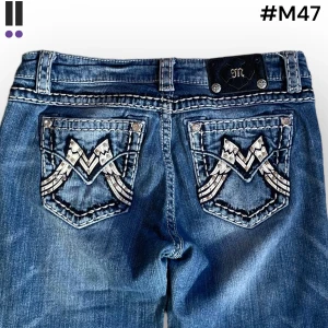 M47 lågmidjade bootcut missme jeans  - MissMe jeans i model Boot 💜 Tag 30W 💜Midja (rakt över) 40cm 💜 Innerben 80cm 💜 Ytterben 107cm 💜 Benöppning 22cm 💜 saknar 2 pluppar och en sten i lite nergångna 💜Våra mått blir W=31, L=31 💜 Men jämför alltid måtten💜M47