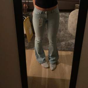 säljer dessa super fina jeans fel zara som inte längre kommer till användning💗 nypris 499kr