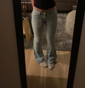 bootcut/ flare jeans från zara - säljer dessa super fina jeans fel zara som inte längre kommer till användning💗 nypris 499kr