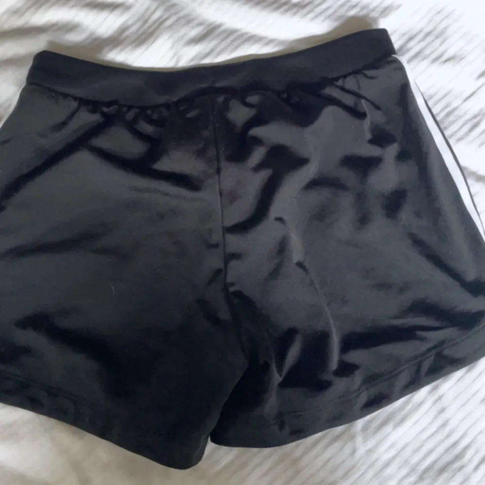 Ett par svarta adidasshorts, i storlek Xs. Knappt använda, frakten står av köparen!. Shorts.