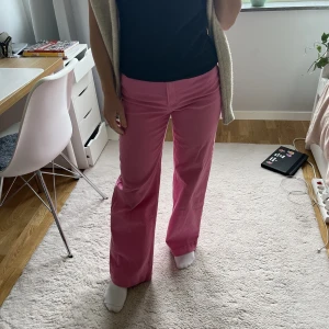 Råsa jeans💗 - Barbie vibes 💗 använt 5-10 gånger, skriv prisförslag till mig🫶