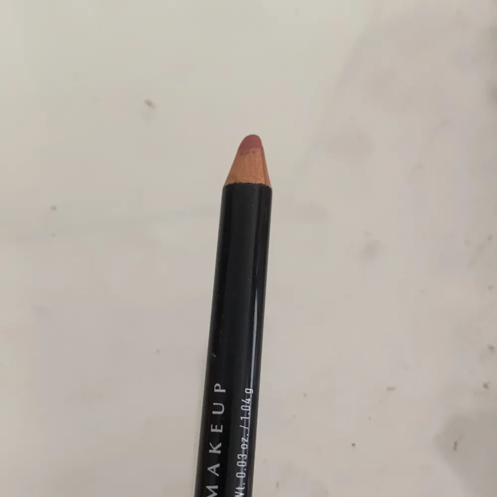 Läppenna från nyx i färgen nude pink. Testad en gång, men inte min färg. . Accessoarer.