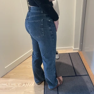 Mid jeans - Låga sköna jeans 💙 Jag har vanligtvis M/38 i byxor och är 173.  Storlek: W33 L24 