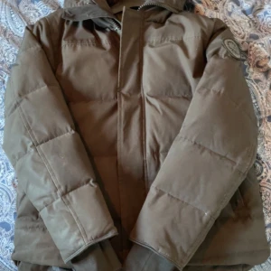 Canada goose MacMillian parka black label - Nu säljer jag min jacka då jag växt ut ur den. Den är använd förra vintern. Kan mötas och posta!
