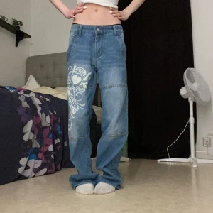 Baggy byxor  - Här är ett par blå baggy byxor i storlek S använda en gång så de har inga skador och är i bra skick, midjemått 38 rakt över 🫶🏻, köpte dom för 470kr