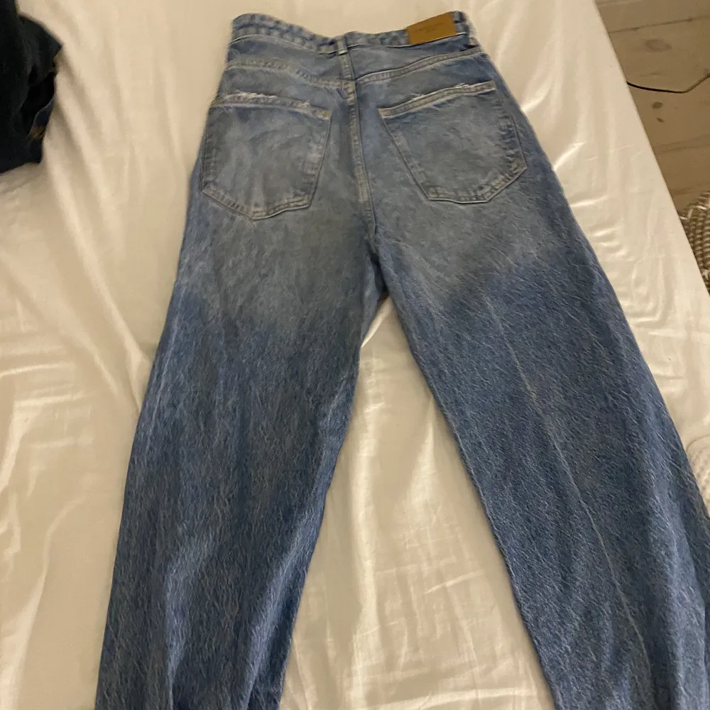 Ett par highwaist jeans som inte används längre. Nypris 400kr. Priset kan diskuteras . Jeans & Byxor.