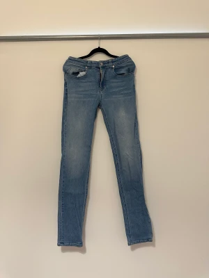 jeans - Jag säljer dessa jeans för att de inte passar, använd endast en gång, storlek 29