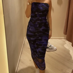 Klänning ginatricot - Klänning från ginatricot, använd en gång. Fint skick. Storlek s. Färg, svart lila. 