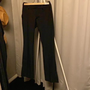 Lågmidjade kostymbyxor  - Finns i Holmsund men kan tas till Ersboda på vardagar.