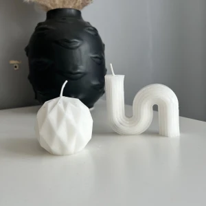 Ljus  - Säljer egna tillverkade ljus i två olika former, man får välja vilken form eller om man vill ha båda. Det finns i vit, rosa och blå. 25kr styck plus frakt  