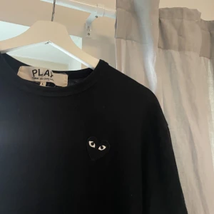 Comme des Garçons tröja  - Säljer denna långarmade tröjan från Comme des Garçons. Tröjan är i storlek L men sitter ganska bra på mig som vanligtvis bär M. Tröjan är i gott skick och har inga defekter. Köparen står för frakt 💞