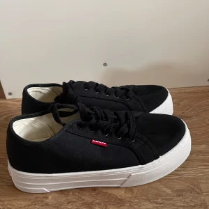 Aldrig använda sneakers från Levis  - Jättefina skor från Levis som aldrig har kommit till användning och är därför i nyskick! Svarta i canvasmaterial💘💘