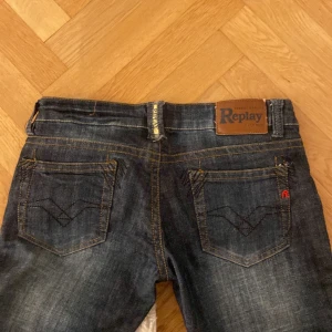 Replay jeans - Assnygga replay jeans som jag själv älskar men har för många jeans! De är raka i benen och väldigt lågmidjade💗💗💗 Hör av er vid fler frågor💗💗