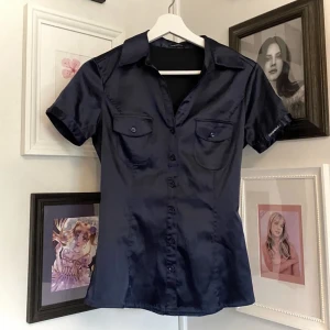 Blå silkes skjorta/topp - Jättefin blå skjorta/topp i silkesmaterial! Smickrande passform💙