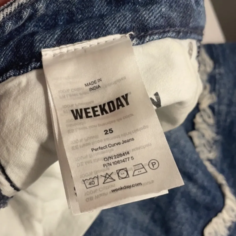 Coola jeans från weekdays kollektion med Cherrie. Som nya. Midja 25 men skulle rekommendera för en 32a till liten 34a. Köpta för 650kr.. Jeans & Byxor.