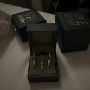 Maria Nilsdotter halsband och örhängen  - Säljer dessa Maria Nilsdotter smycken!🩷 Halsband nypris - 1995kr,  örhänge nypris - 1795kr styck. Nypris för allt - 5585kr. Säljer då de inte kommer till användning! ALLT för 3800kr. 2 st Örhängen - 2500kr.  Halsband - 1350kr.  Möts i Stockholm!🥰