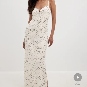 långklänning  - Såååå fin långklänning ifrån Nakd med superfina små blommor på❤️ klänningen är endast använd en gång och i bra skick!! nypris 549kr