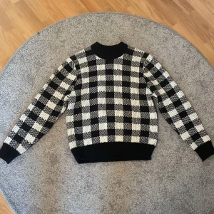 Vailent sweater - Very good condition  Bought it at carlings 