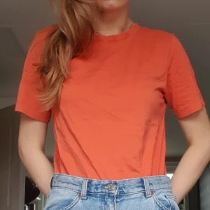 Orange T-shirt - Simpel Orange-mandarin färg från Cubus. Frakten är inräknat i priset!! Skriv om du har frågor! ✨️