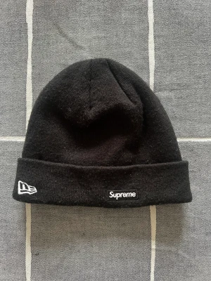Supreme Mössa 2 sidig  - New Era collab med Supreme. Givetvis äkta och sparsamt använd. Pm för frågor och/eller bilder. Allt gott! 