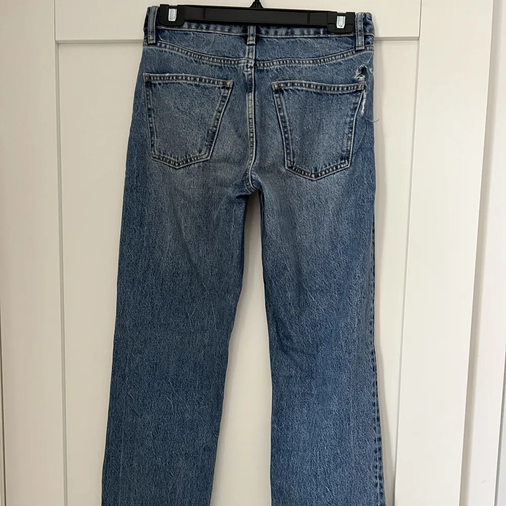 Hål i sidan/Bak, utöver det i bra skick. Har ett liknande par ute i storlek 38. Jeans & Byxor.