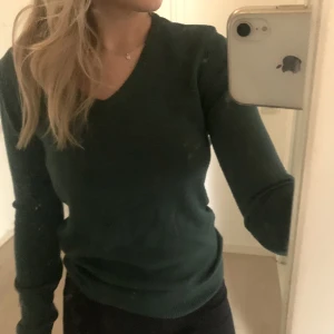 Grön stickad tröja - Grönt stickad tröja, knappt använd! Fint skick. Storlek M men den passar även S. Hör av er vid frågor. 