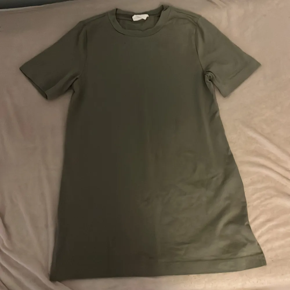 En vanlig grön ovetsize T-shirt dom är i ett perfekt skick. . T-shirts.