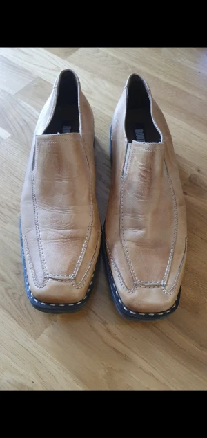 Fina märkes Herrskor - Fina märkeskor Roots Skorna är använda 1 gång bara.nypriset var 2700 kr för dom