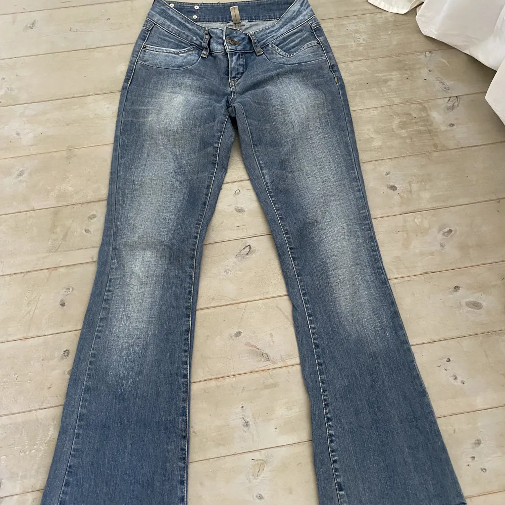 Superfina lågmidjade bootcut jeans från Vero Moda. Fint skick. Jeans & Byxor.