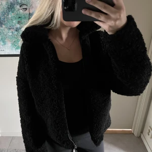 Jacka - säljer min gamla favorit teddy jacka💗 jättemysig och skön, använd mycket men inga defekter förutom i fickorna så det syns inget💗💗 