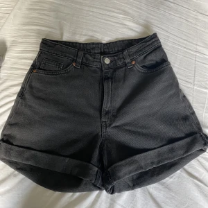 Högmidjade svarta jeanshorts - Dessa svarta jeanshorts är köpta på monki förra sommaren☺️ De har kommit till användning ungefär 1-2 gånger så väldigt bra skick👌🏻 Kontakta mig vid intresse eller funderingar❤️✨