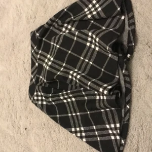 Kjol - Kjol svart och vit med lite grå för ditt barn inga skador 