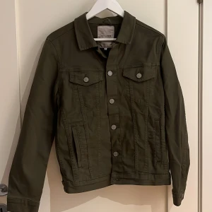 Denim jacka - Militär grön jeans jacka från jack & jones släjs pga jag fått men aldrig använt den. 10/10 skick aldrig använd