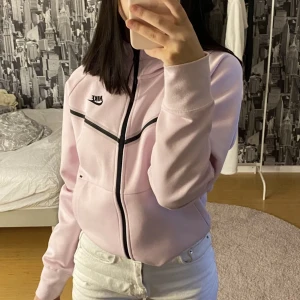 Nike  - Säljer min rosa nike tech, sparsamt använd🤍kan gå ner i pris