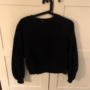 Svart sweatshirt  - Svart sweatshirt från Gina Tricot i storlek Xs🤍Nyskick 