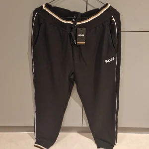 Hugo Boss Mjukisbyxor i "L" - Oanvänd, varan finns kvar i sin förpackning och etiketten sitter kvar.   Pris kan diskuteras i PM.