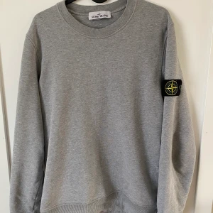 Stone island - Säljer min Stone island då den är lite för stor för mig. Storlek S (men passar M också) Den har ett jätte litet hål på armen men man märker inte den. Och den har en jätte litet håll vid nacken på baksidan.   Kvitto finns