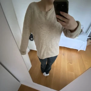 Finstickad tröja  - En super fin och skön finstickad tröja från & other stories💞