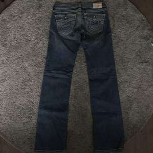 Ett par True Religion Jeans i Straight Fit och LowWaist, perfekt skick 10/10 och cool/unik fat vit stiching på fickorna där bak, skriv om ni har frågor 💙