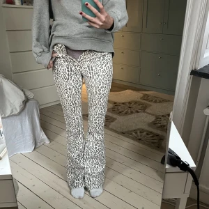Jeans! - Säljer dessa as snygga leopard jeans (försmå på mig som vanligtvis har 38 som man ser på bilden)! Gylfen är sönder så man måste sätta i dragkedjan i varandra för att kunna dra upp men annars funkar den perfekt