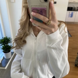 Ziphoodie - Säljer denna vita ziphoodien från Cubus, bra skick!  Nypris 400kr