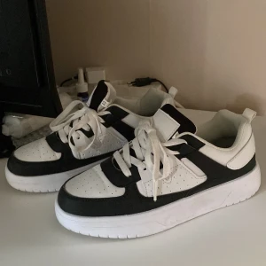 Skor - Säljer dessa dom är köpta i sommar bara använda en gång 