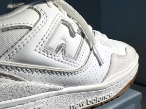 New Balance i toppskick - New Balance. Mycket fint skick. Strl 38,5 (5 1/2). Helt oanvända innersulor. Originalkartong och kvitto finns.  